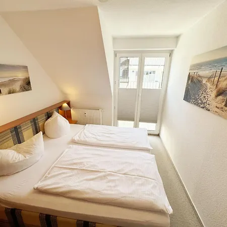 Strandmoewe Mit Balkon Baabe